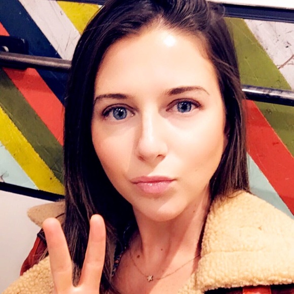 Meet your Posher, Leah - Picture 2 of 3